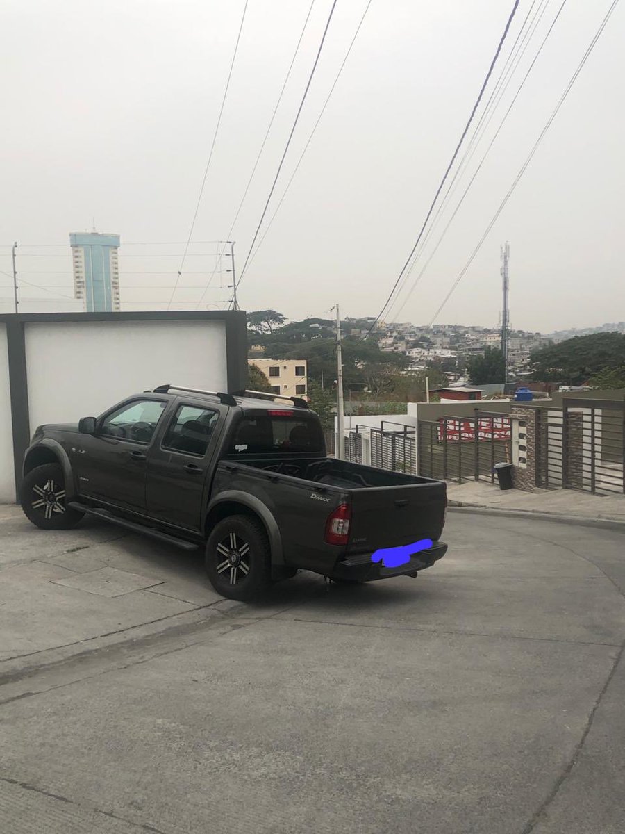 mcarvo3's tweet photo. @CTEcuador @ATM_Transito por favor realizar los controles respectivos en la Cdla. Santa Cecilia, sector Ceibos. La gente se parquea como quiere. Ayúdennos a evitar accidentes!! https://t.co/IejmNEOa6r