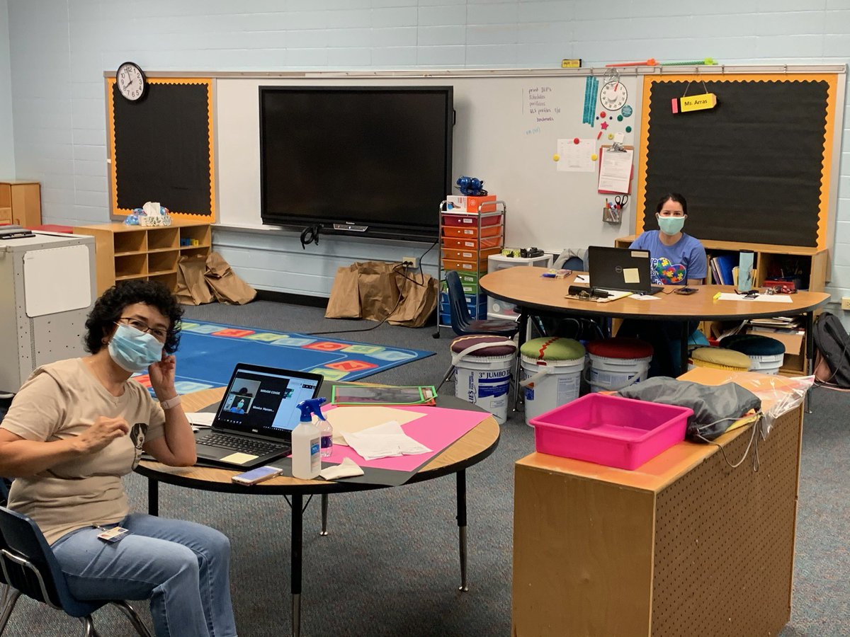 WVEBeagles's tweet photo. Safe to say the first day of school looked a little different than normal, but we are ready for a great year!! #nailedit #zoom #virtuallearning #firstday @SBISD @acheetham_west 🍎🐶 https://t.co/oKOfLDPlxk