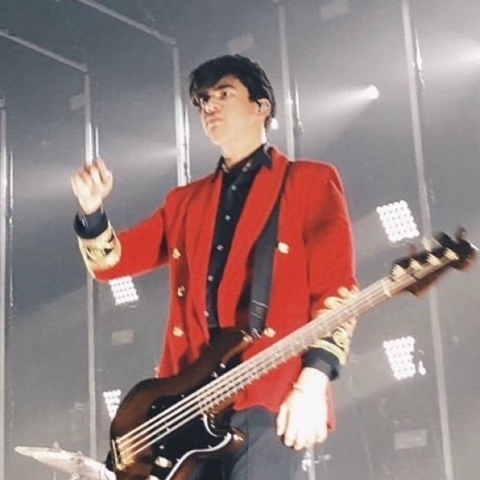 moonxlightjoon's tweet image. The power cashton in red holds
#redteam #Streamteeth