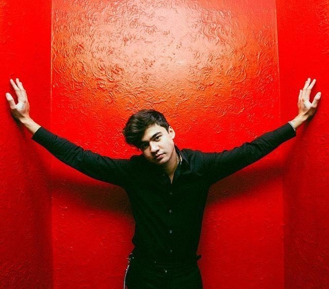 narry_wayhey's tweet image. Do it for Calum #STREAMTEETH #REDTEAM