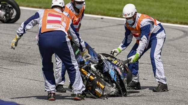 Giantofa's tweet photo. Per fortuna nessuno si è fatto male ...
I "pazzi" weekend al #RedBullRing 
#SafetyFirst #motogp #austriagp https://t.co/2joCdfHTcV