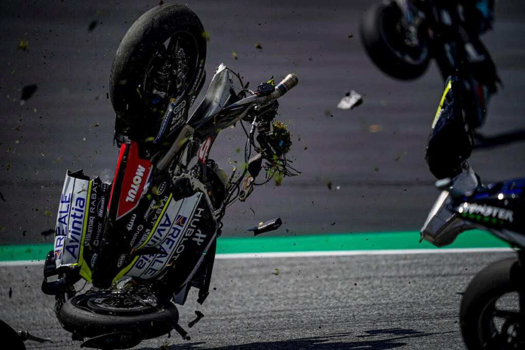 Giantofa's tweet photo. Per fortuna nessuno si è fatto male ...
I "pazzi" weekend al #RedBullRing 
#SafetyFirst #motogp #austriagp https://t.co/2joCdfHTcV