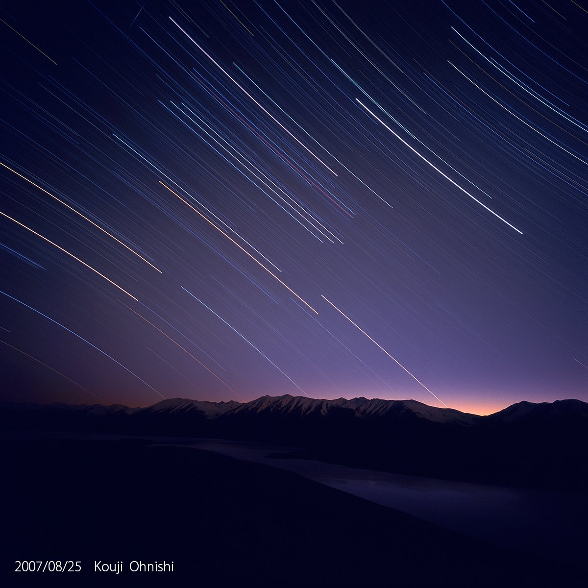 koujiohnishi's tweet photo. #今日の星景写真 2020年8月25日
「夜明け」
Mt.John Observatory, #NZ
Date:2007/08/25
暗い時間からシャッターを押す。
地球の自転に従って星たちが線になって見える。
1時間に地球が15度回った。
私は一体、どのくらい変わったのだろう。
#星景写真
#903SWC Carl Zeiss T* #Biogon CF 38/4.5 https://t.co/fllsTu4FjH