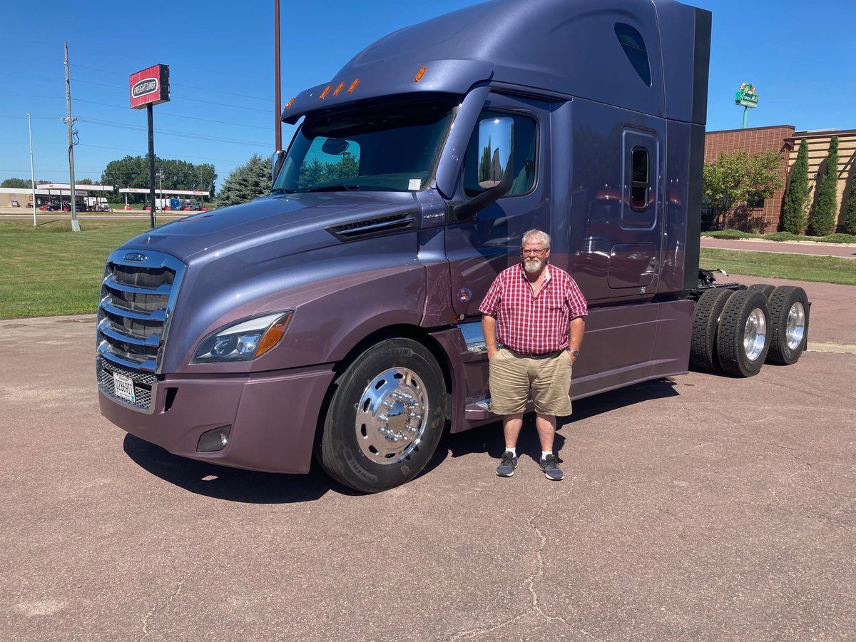 HarrisonTrucks's tweet photo. And he's off! Mike Ricard just picked up his new custom order truck and she's a beauty. ❤ We're excited for him to put some miles on her.

#HTCtrucks #newtruck #custom https://t.co/0WV0leyLYr