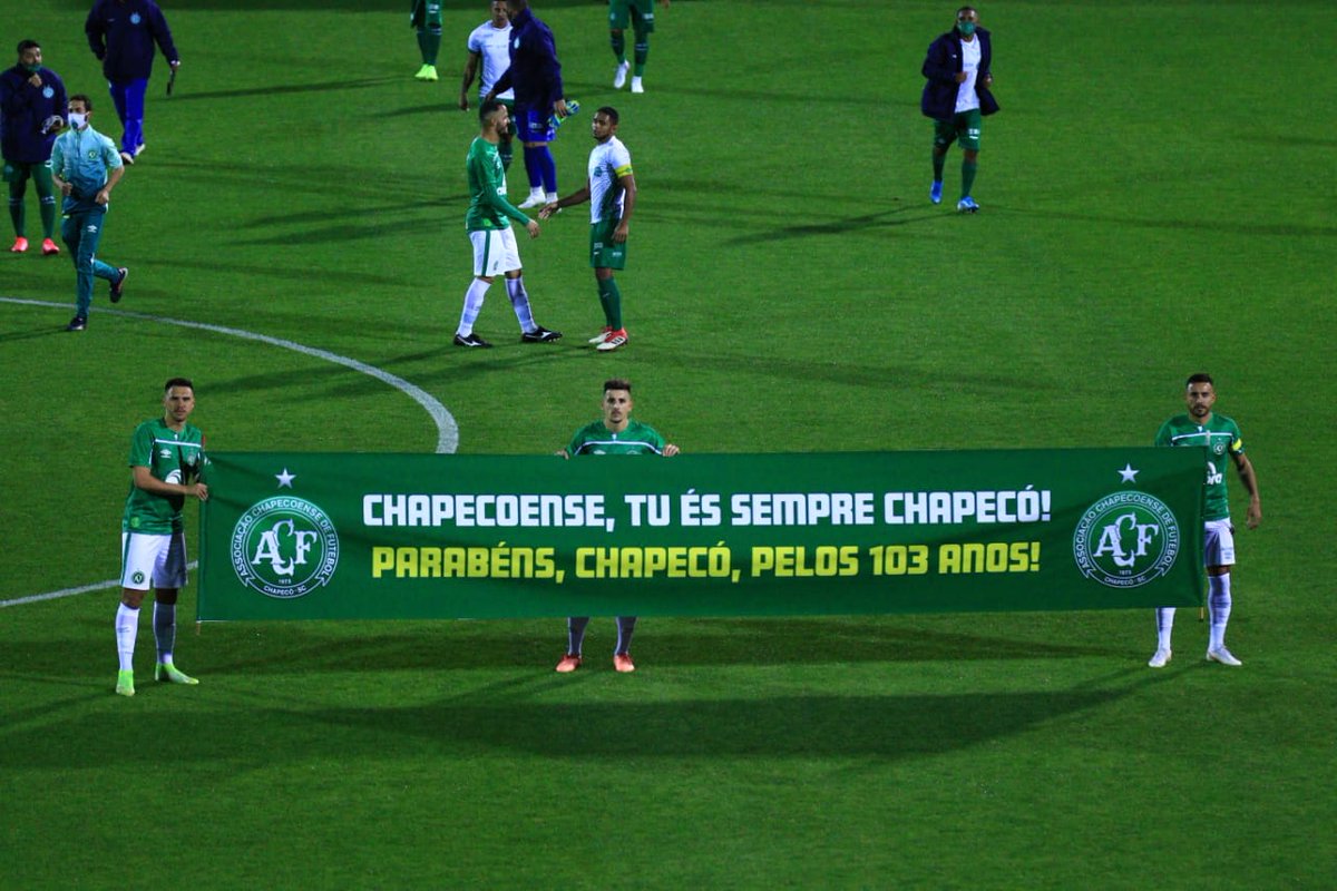 ChapecoenseReal's tweet photo. Nosso time entrou em campo segurando uma faixa em homenagem aos 103 anos da nossa amada Chapecó, comemorados nesta terça-feira (25)! 

📷 Márcio Cunha/ACF

#VamosChape #OrgulhoDeSerChape #PelaFlechada #BrasileirãoSérieB https://t.co/m0Y5a7xs7f