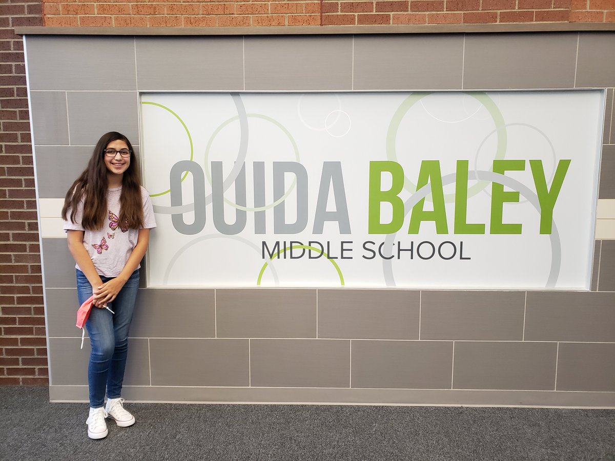 KDDuke11's tweet photo. Reagan decided that given all of the changes in the world right now, she may as well try out a new school! So, off to Royse City she goes. We are both Bulldogs now! #RCISDJoy #RCISDFirstDay #RCISD #RCBulldogs https://t.co/hfdUgNZc2a