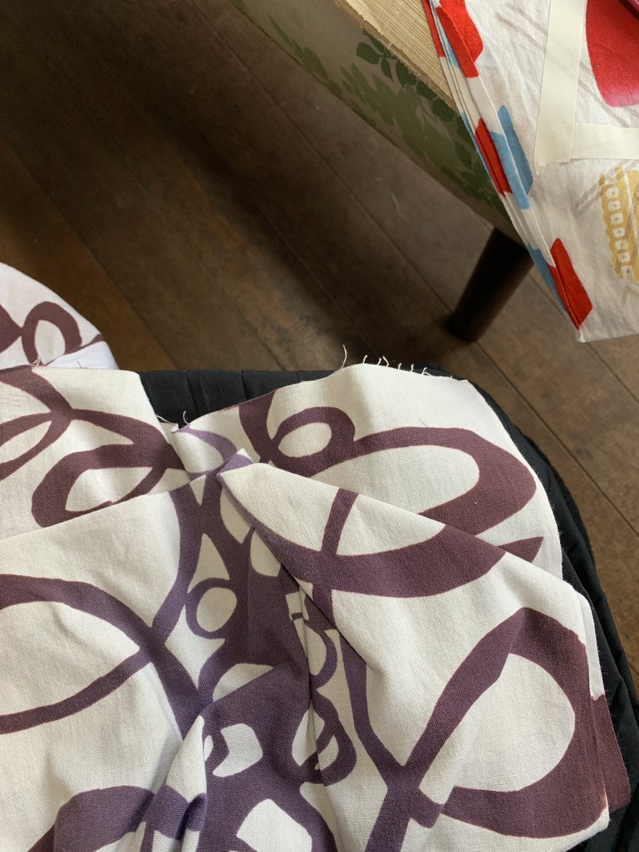 inco_yaseika's tweet photo. 新作とかリニューアル手ぬぐいの打ち合わせに来ました。しゃちょー☺️今回もワガママてんこ盛りですが、親身に相談に乗って頂きありがとうございます🙋♀️今年は、初めて😂秋冬手ぬぐいなぞを作ってみようかと❣️
#crazytextiles #手ぬぐい #注染 https://t.co/fhqtNRE4Do