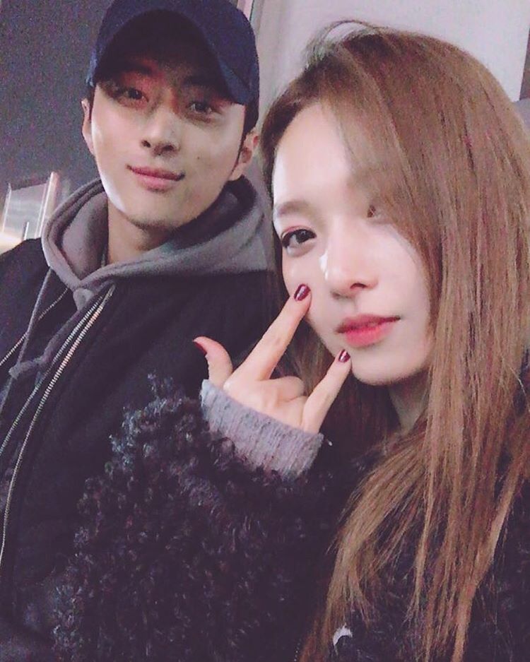 Kardish_tw_'s tweet photo. * ้ๅฝ โ KโฑฏRDISH ้จใ . . . โ โญ ๐๐๐ฒ๐ป๐๐ โฎ
Saรบl y Luna corrieron al debut de las chicas de @pinkbloodtwt con un regalito para desearles lo mejor, listos para ponerse a bailar!
#PB_Debut #HitItWithPB https://t.co/0PApai1b2j