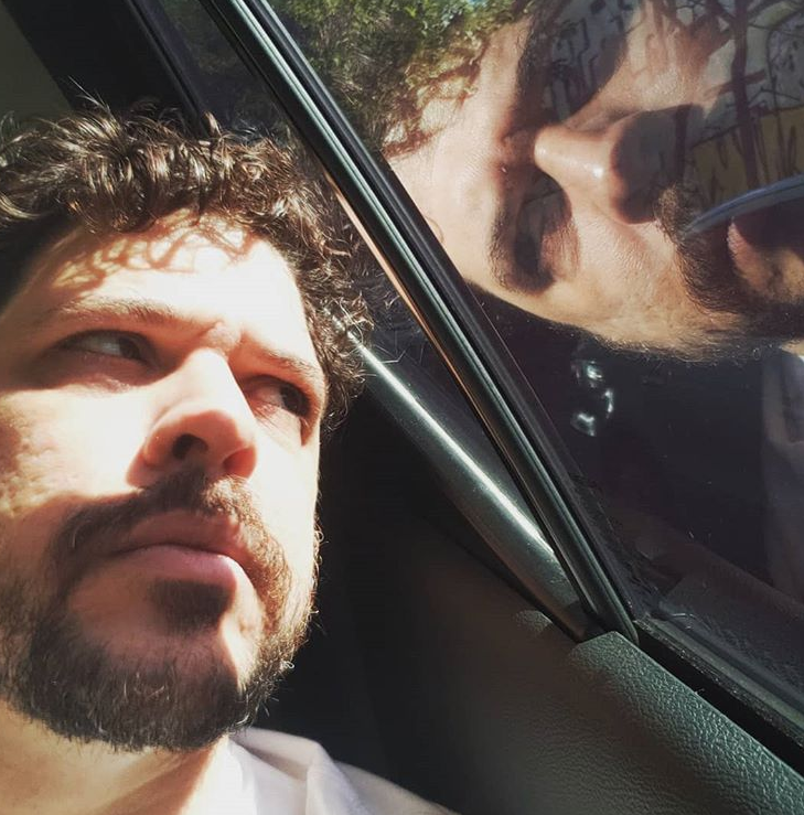 foradehora's tweet photo. Eu em público // Meu fone sintonizado no último episódio do #PodcastForaDeHora

(👀sem spoilers, mas talvez eu tenha deixado alguns, aí embaixo. Sou um estagiário ansioso.) #ForaDeHora https://t.co/MAh0Y492HX