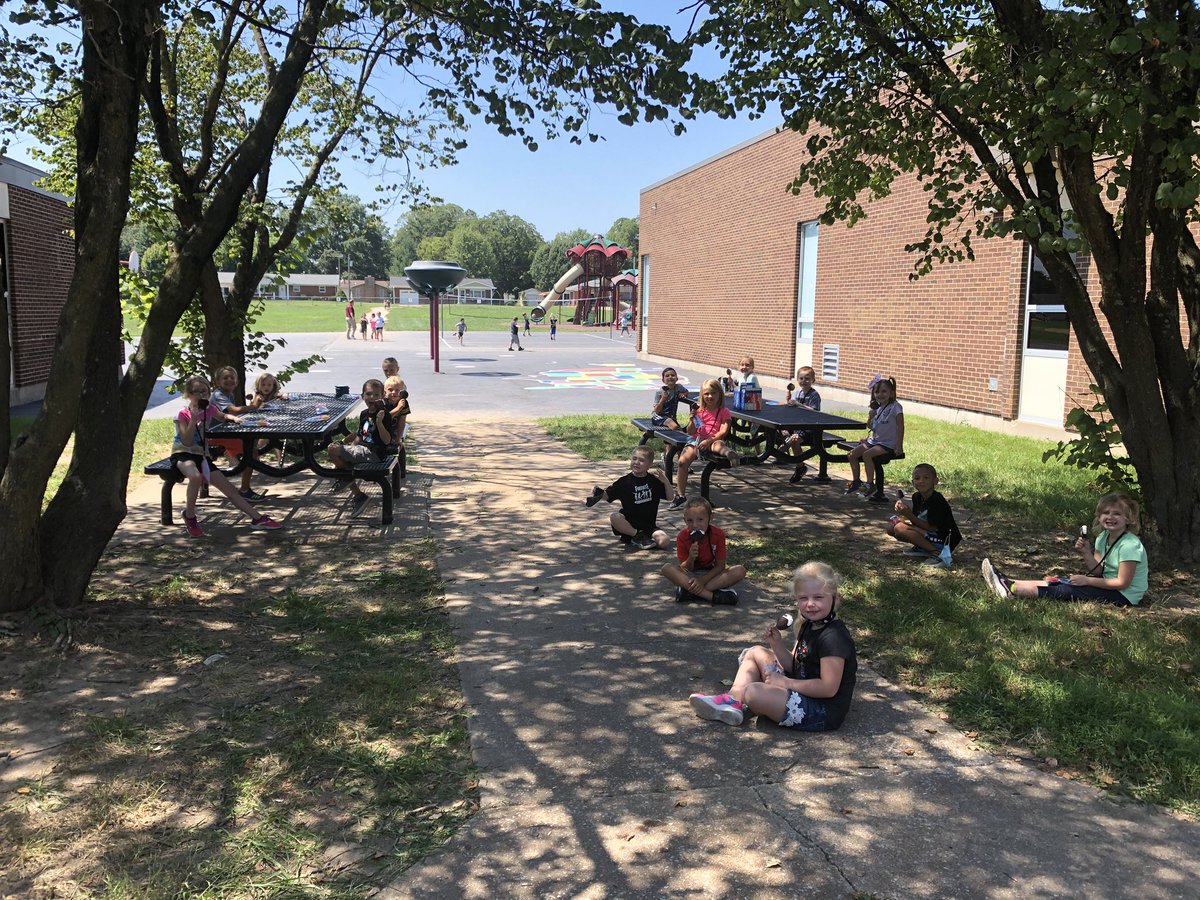 rbesratz's tweet photo. A shout out to Red Bud Dairy Queen for making the students and teachers first few weeks of school extra special! #redbud132 #icecreamcake #dillybars https://t.co/kBNWtko95d