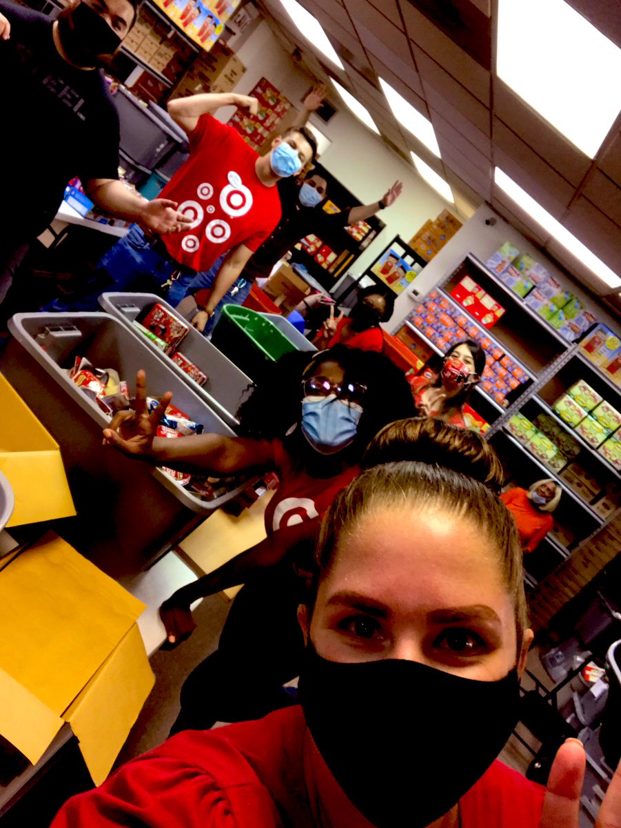 Germantown and Laurel teamed up for an awesome volunteer event this evening! We made over 1000 food bags for children in need! <a href="/LaurenallenTgt/">Lauren</a>  <a href="/JayYezzi/">Jay Yezzi</a> #R400community