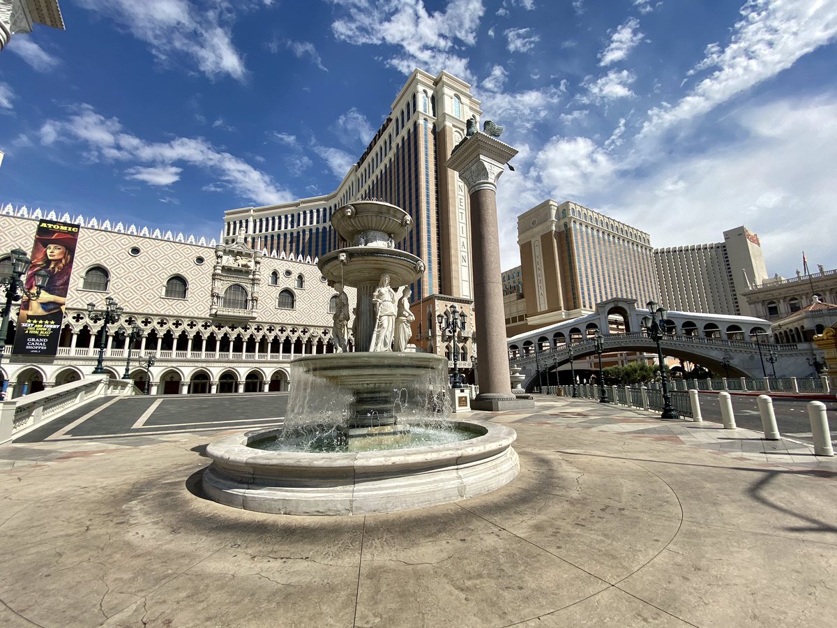 You know if you stand in the right spot, you can almost imagine being in Macau – bei  Venetian Resort & Casino