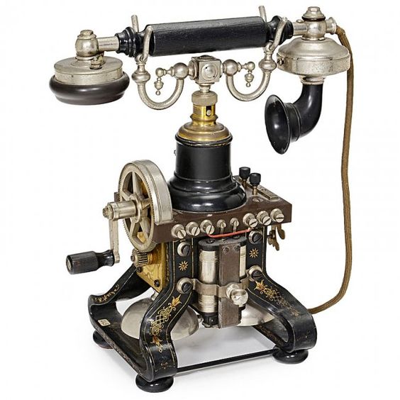 The Edwardian era witnessed the development of the automobile industry, the electric lighting and, thanks to the 1899 Telegraph Act, the first local telephone systems.