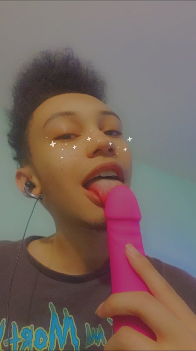 dvmbslvt19's tweet image. ✨Not new to NSFW just updating my pinned✨
-18
-bi(girls+)
-he/him/it
-sub
-masochist
-cutest femboy on da mf block😤
Rt for moots | Like for DM