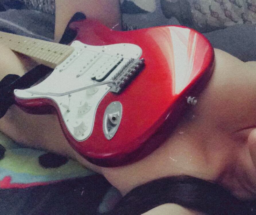 debbiesnackcak3's tweet photo. Playing my guitar in a different way https://t.co/1p00JfZkQG