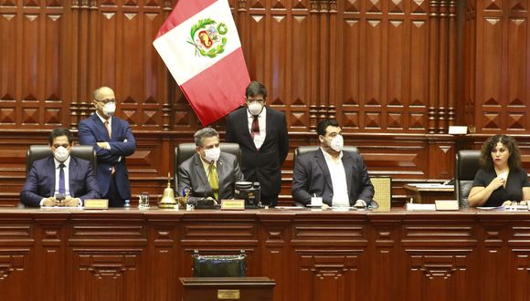 carlo_navea's tweet photo. #TeCuento algo que pasó desapercibido. El #Congreso aprobó que la #Contraloría supervise la DECLARACIÓN JURADAS DE INTERESES de los congresistas y otras autoridades... Pero le quitó al proyecto original las sanciones. O sea, si falsean o adulteran no pasará nada. Así estamos. https://t.co/UZSgbpPZ8R