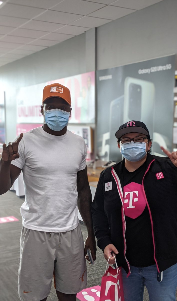 AngieAustin512's tweet photo. Welcoming a @TexasLonghorns to  #TeamMagenta @TMobile Roster🤘😎🐂 @CBXV_ #TMobile #TheNewTMobile @cjgreentx #ThisIsTexas #HookEm https://t.co/d1MbIqIJxh