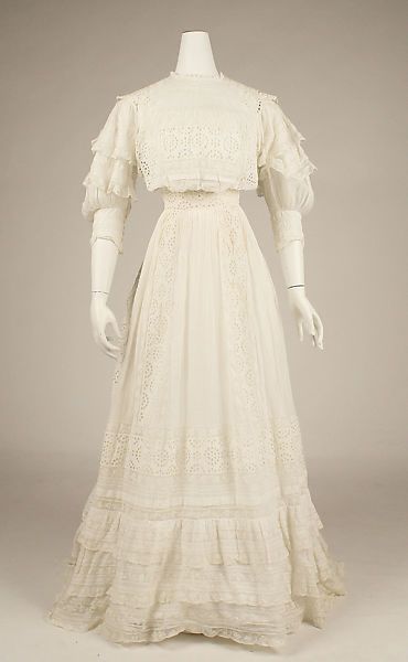 White was the most used color in term of blouses and bodices during the Edwardian era.