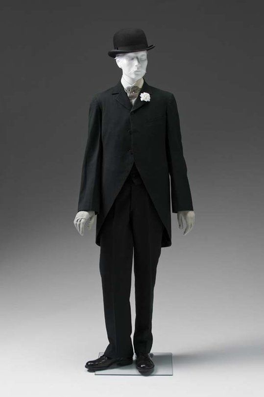 At the start of the Edwardian era in the early 1900s, jacket and suit styles were updated with the incorporation of elements still seen in modern menswear, including straighter cuts, especially for jackets and coats. Men's clothing was also designed to fit closer to the body.