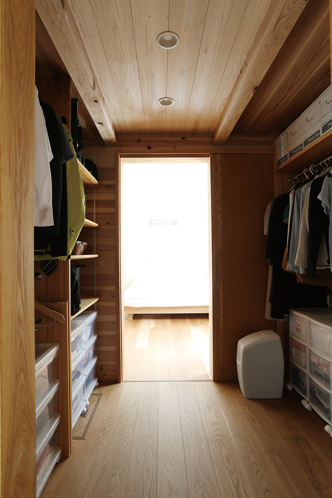 暮らすびと岡山 Twitter પર 和室と寝室をつなぐウォークスルークローゼットの中も自然素材で造作 優れた調湿効果を持つ無垢材が 衣類を守ってくれます 設計施工 株式会社 兵恵建設 問い合わせ 050 5871 9556 暮らすびと 岡山 兵恵建設 工務店 注文住宅 家