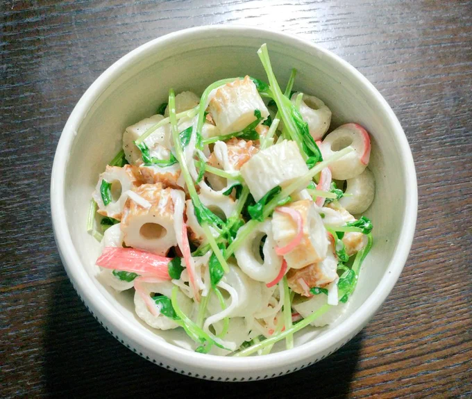 豆苗とカニカマと竹輪のサラダ?

食べやすい大きさに切った、豆苗とカニカマ、竹輪をマヨネーズとレモン汁混ぜた出来上がり?✨

砂糖または粒マスタードを加えると、またコクが出るので美味しくなります✨ 