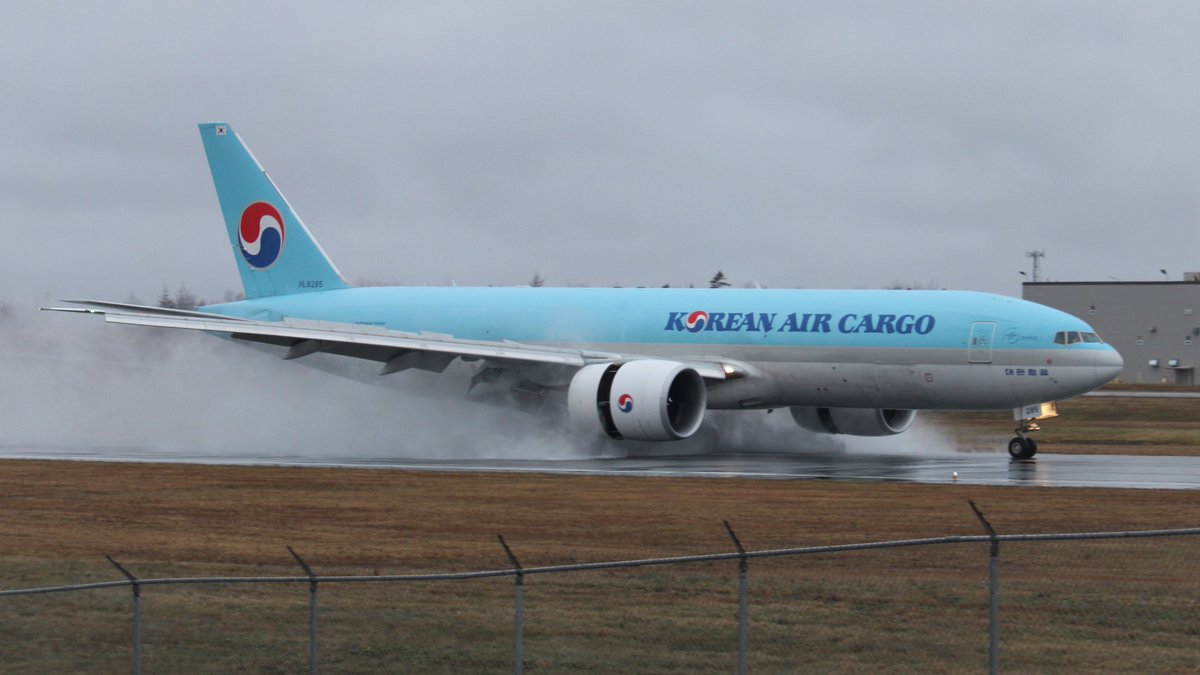 atl_aviation's tweet photo. A #koreanaircargo #boeing777 flexing its GE90's reversers in the rain

#HL8285 #planespotting #aviationphotography #YHZ #reversethrust #koreanair

Photo taken: November 18, 2019 https://t.co/Xbiof3S6kf