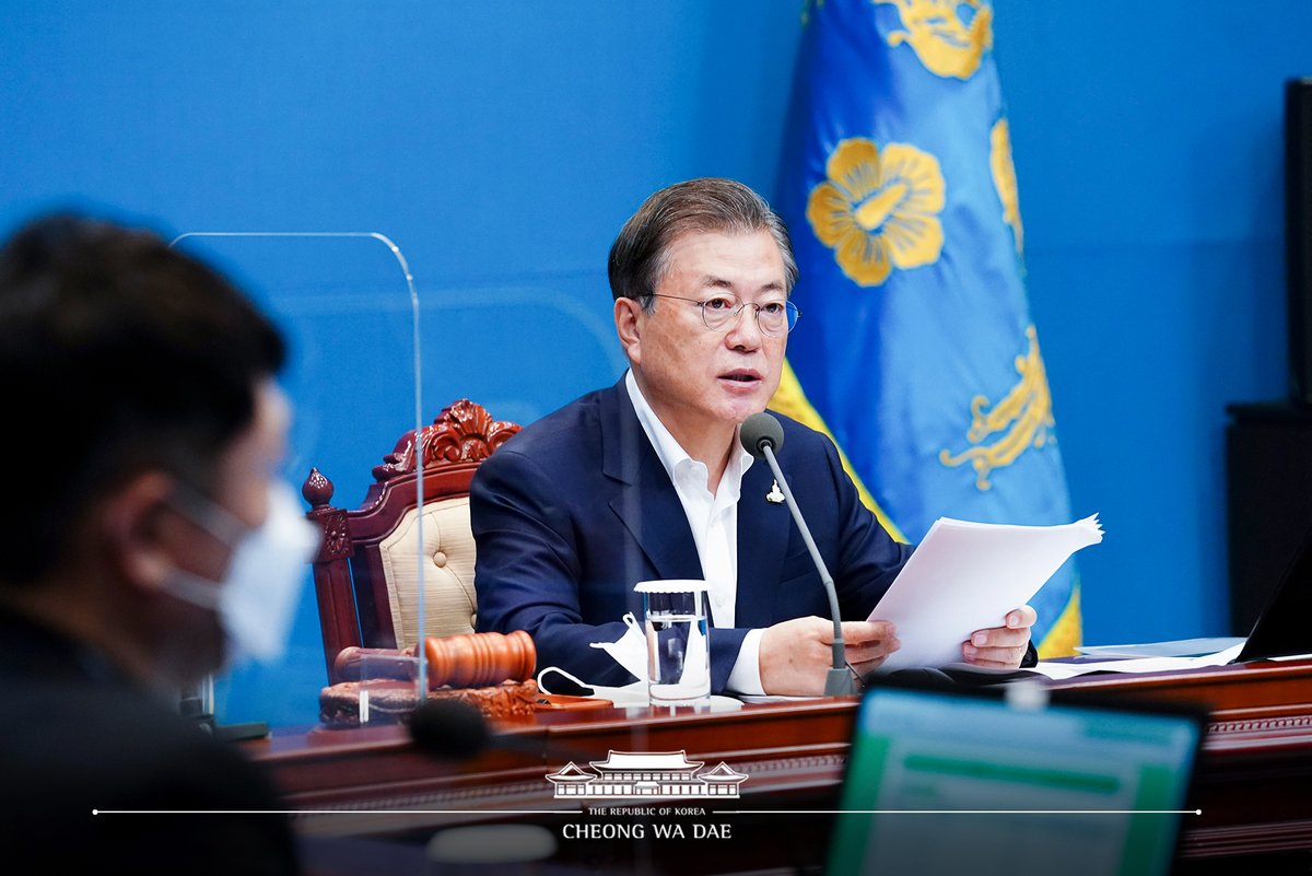 TheBlueHouseKR's tweet photo. 오늘 국무회의에서는 코로나19 위기 극복, 포스트 코로나 시대 선제적 대응, 포용·상생·공정사회로 나아가는 중요 법안들이 심의·의결됐습니다. 대통령은 "오늘 의결한 법률안은 각별한 의미가 있다"며 "조속히 입법 되도록 노력해 달라"고 말했습니다. 

서면브리핑 ▶ https://t.co/sdsqK3jHOe https://t.co/9DISP9O7GU