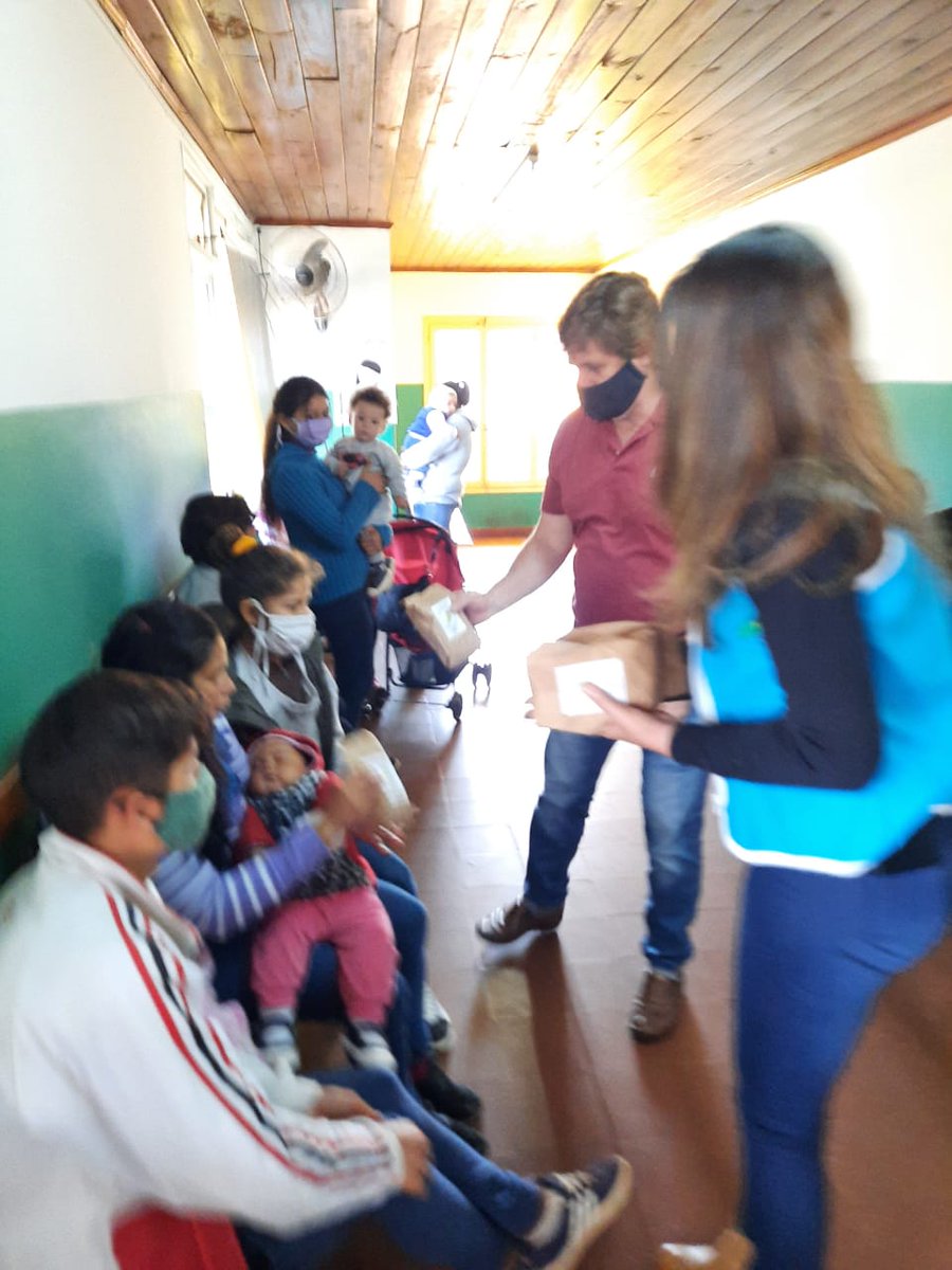 grillo141's tweet photo. @ADOMIS_Misiones presentes hoy en Hospital Campo Viera sector Pediatría..Gracias por el mimo y el afecto a nuestra gurisada! @ANIBALGURAWSKI @MaryPerrotta7 @Marcos42866602 @CristinaFretes4 @fabianchilipank https://t.co/hJWlWloHgJ