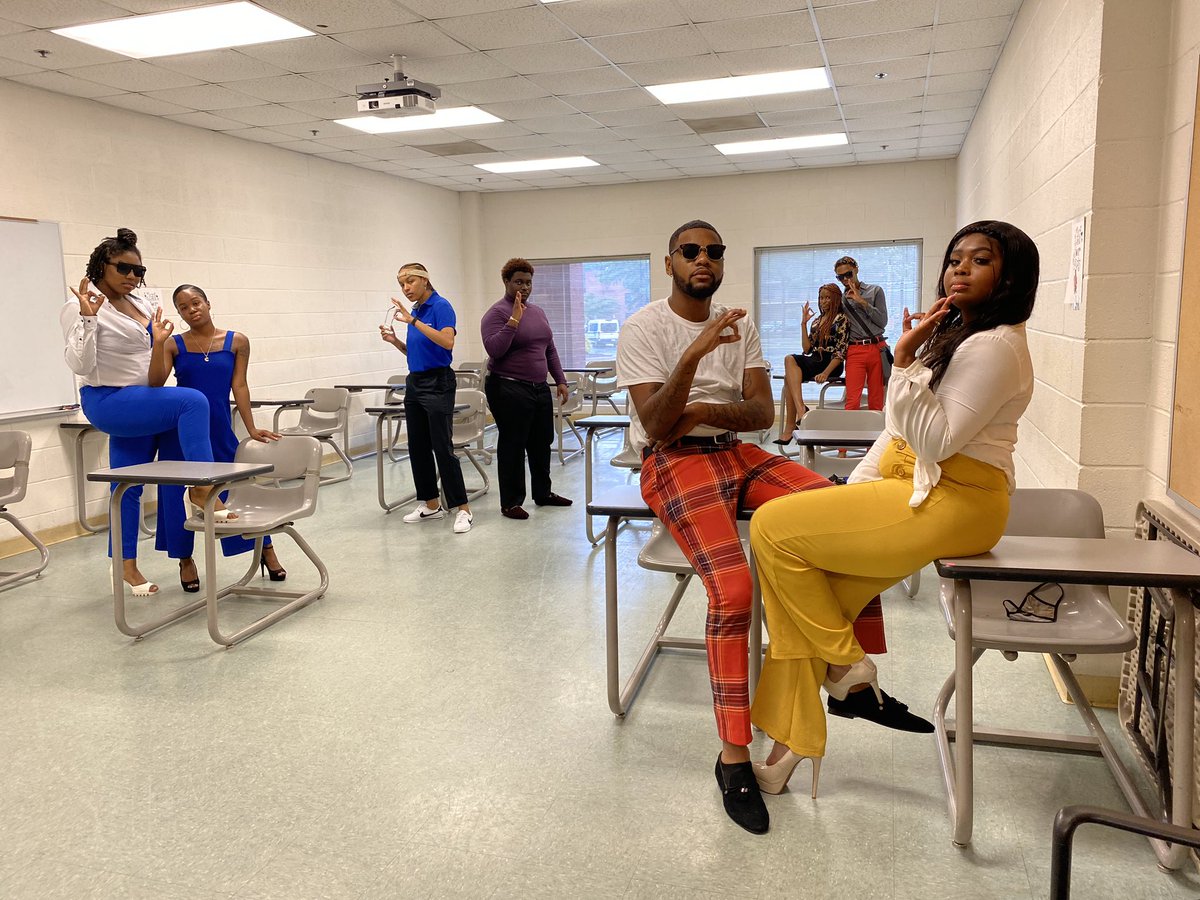 BMMC19971's tweet photo. Class in session🕔⚫️💛 https://t.co/SHhzR7l2S1
