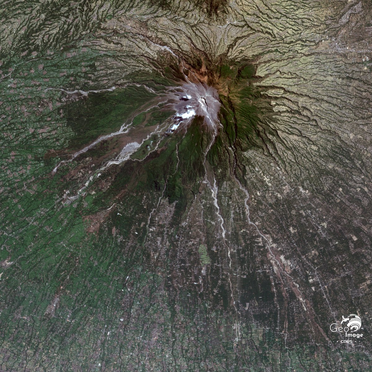 CNES's tweet photo. #Geoimage Comptant plus d’1 million d’habitants, le Merapi fait partie des volcans indonésiens les plus peuplés. Les populations s’y fixent pour bénéficier de conditions optimales pour l’agriculture (sols fertiles, ressource en eau, étagement). https://t.co/FPDyvDNxYH https://t.co/Zk3Rd6hbAM