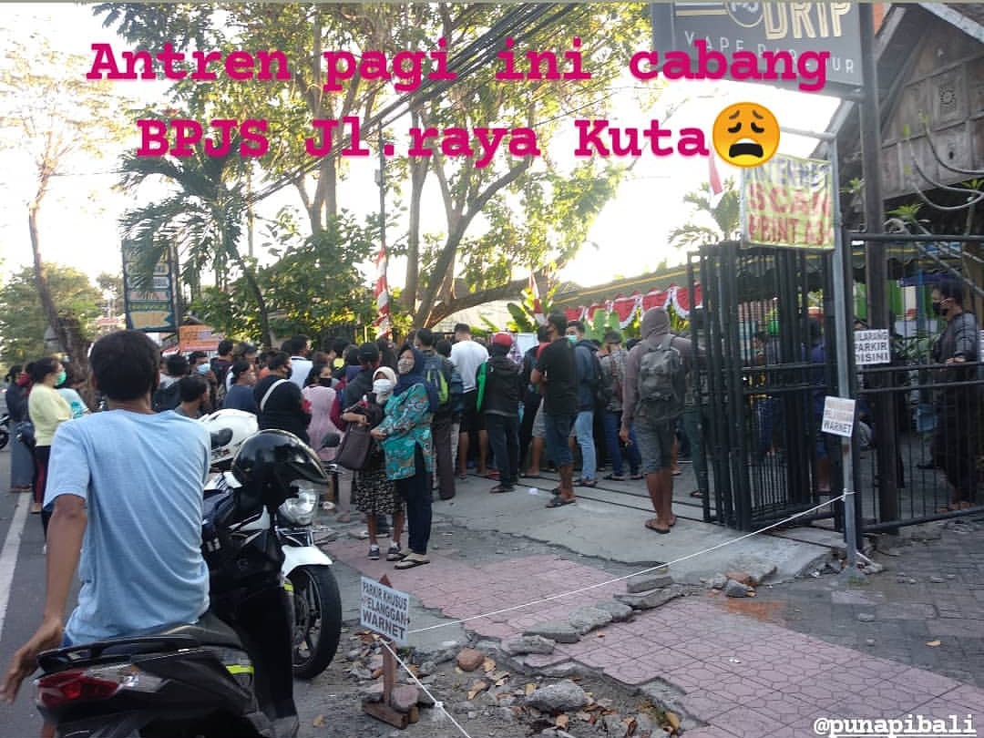 punapibali's tweet photo. Situasi pagi ini, Selasa (25/8) di kantor BPJS Jalan Raya Kuta. Terpantau antrian cukup panjang sedari pagi. Berdasarkan informasi yang berhasil dihimpun, mereka sedang antri untuk menarik saldo BPJS
.
.
Info dari @aris_ancruk
#antrian #bjs #kuta https://t.co/8tL940Qv0a