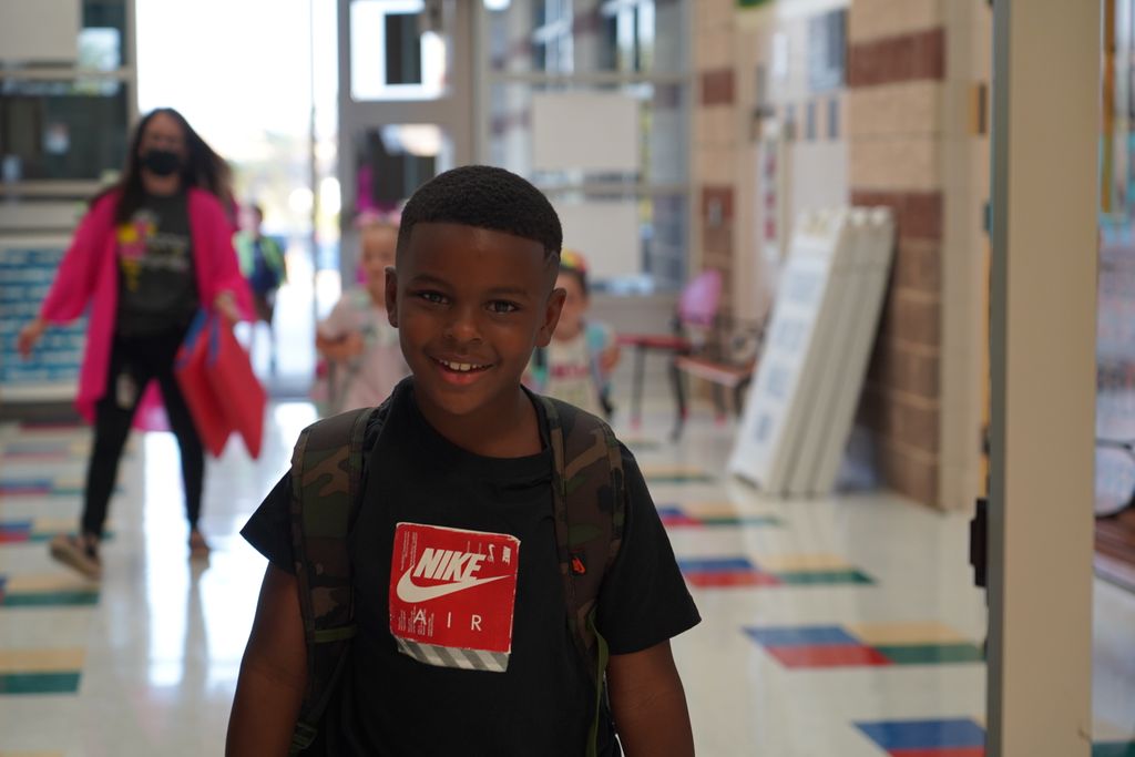 RoyseCityISD's tweet photo. Sweet start to the day at Miss May Vernon Elementary! #RCISDFirstDay https://t.co/AW1JNJggzO