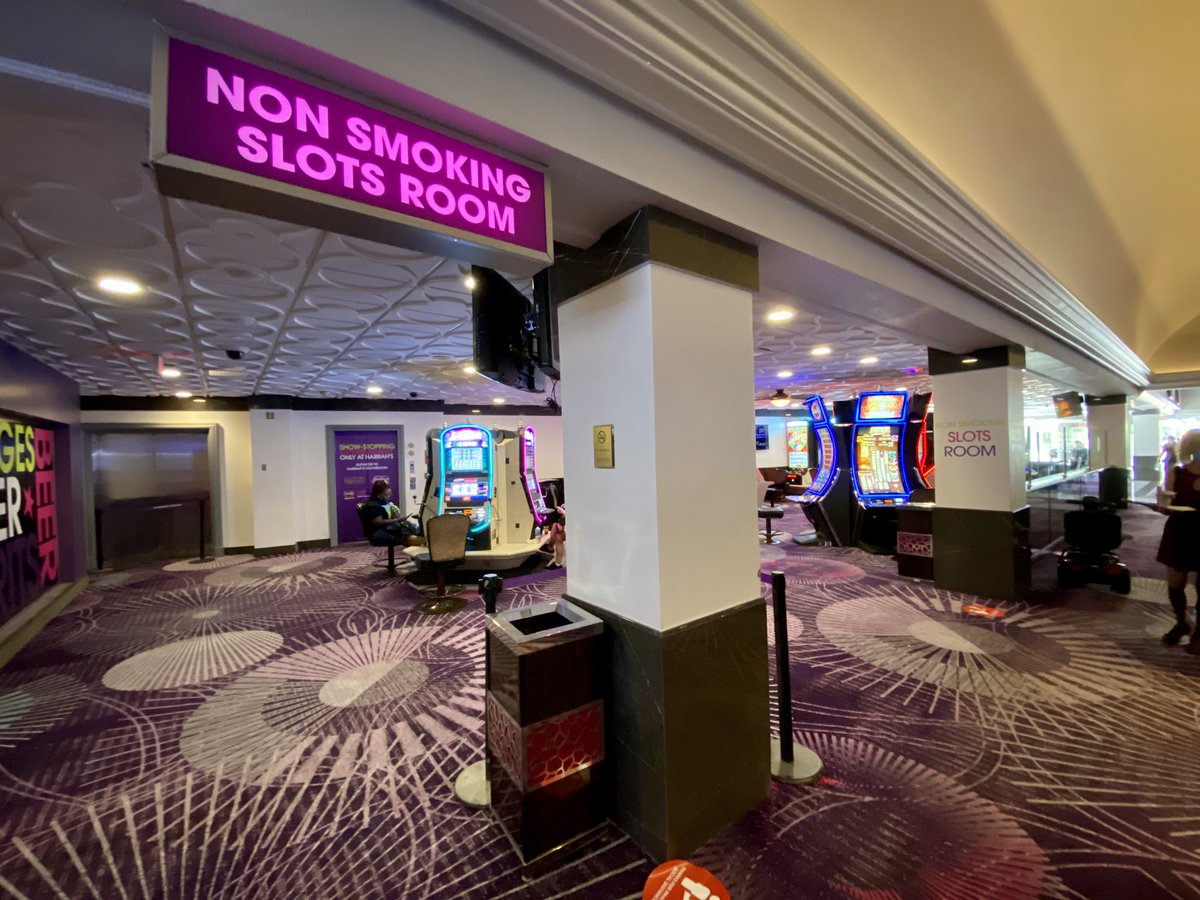 The poker room at Harrah’s is now the “non smoking slots room” – bei  Harrah's Hotel & Casino