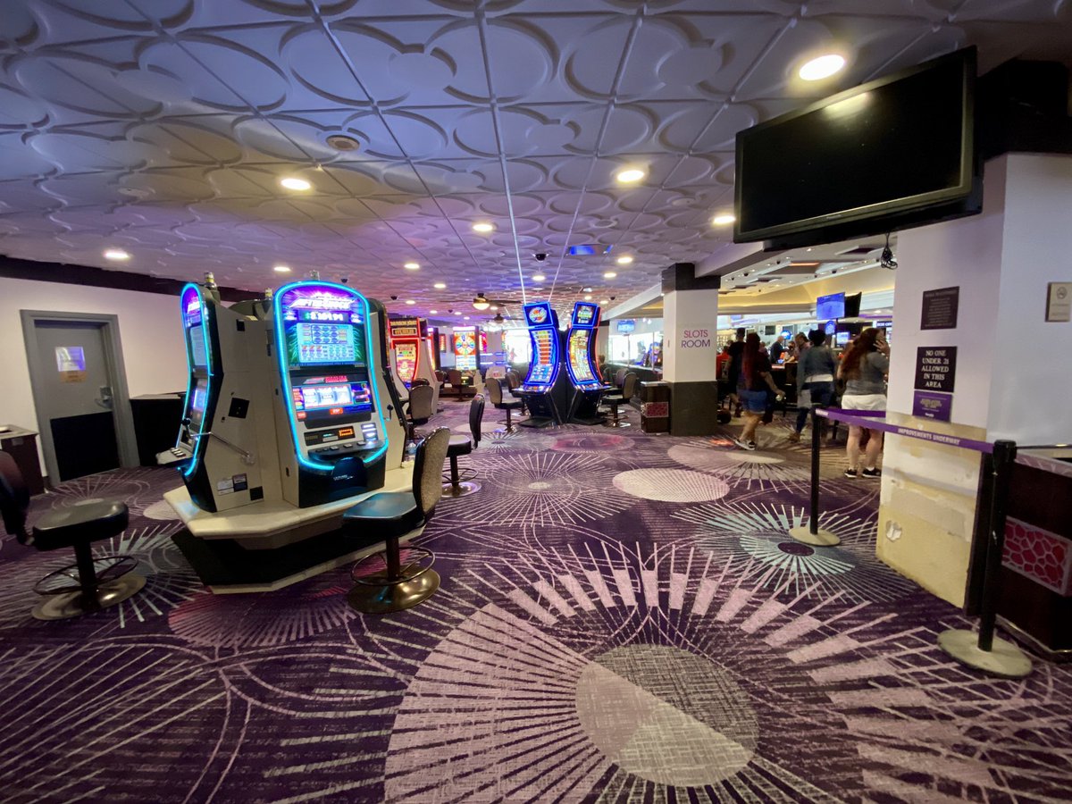 The poker room at Harrah’s is now the “non smoking slots room” – bei  Harrah's Hotel & Casino