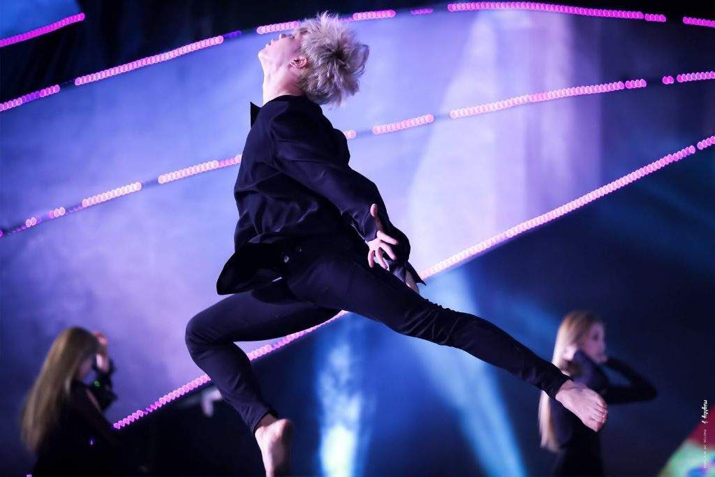 And as always, he’s able to create that perfectly still moment in the air where he looks like he’s floating and weightless and this was no effort at all for him. What else can we expect from our flying angel?  #JIMIN  @BTS_twt