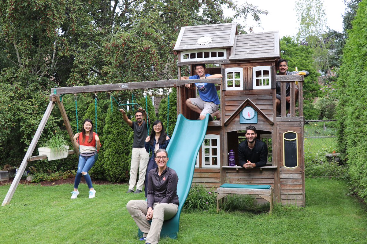 CCFPEMOttawa's tweet photo. An awesome #wellness BBQ for the program with none other than our amazing PDs, @aviknath12 and @DrJLeppard! 🍔🌭🍗🍖 #CCFPEM @emergmedottawa https://t.co/YZsNVqA1yO
