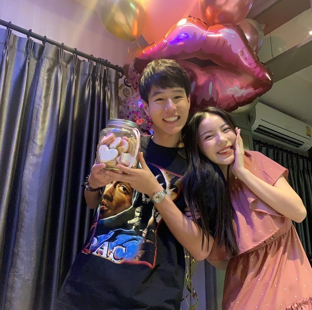 cyt_fic's tweet photo. On Valentine's Day 2020
T: Someone surprised me, but dropped a dozen cookies first and cried on the floor until I had to console my intention to forgiven the broken cookies. So cute.
#ทอยมุก #มุกทอย
#ทอยปฐมพงศ์ #มุกวรนิษฐ์
#toymook #mooktoy
#toypathompong #mookworranit https://t.co/aINgKxROWP