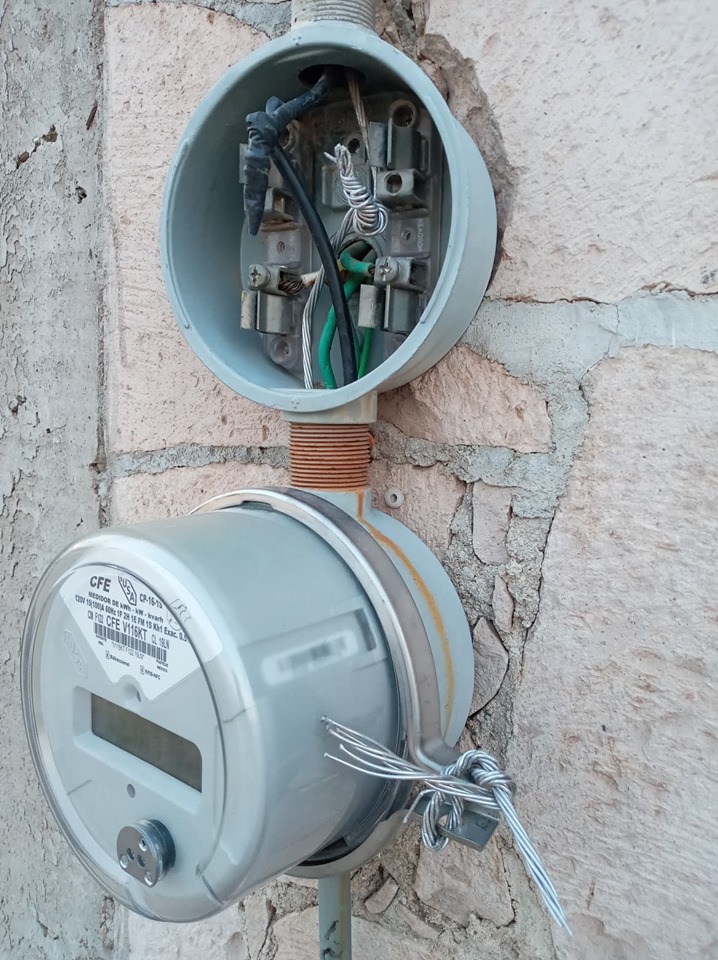 Gabriel_A_PCCK's tweet photo. @CFEmx @CFE_Contigo Mi medidor echa chispas y huele a quemado. Llame a #071 ($6 el minuto. Es lo que #CFE cobra por llamarles, no es  Telcel) Para que no vengan a atender el reporte. Si se quema mi casa los hago responsables. (Ya mandé mensaje directo con numero de reporte.) https://t.co/abIrgsEBaG