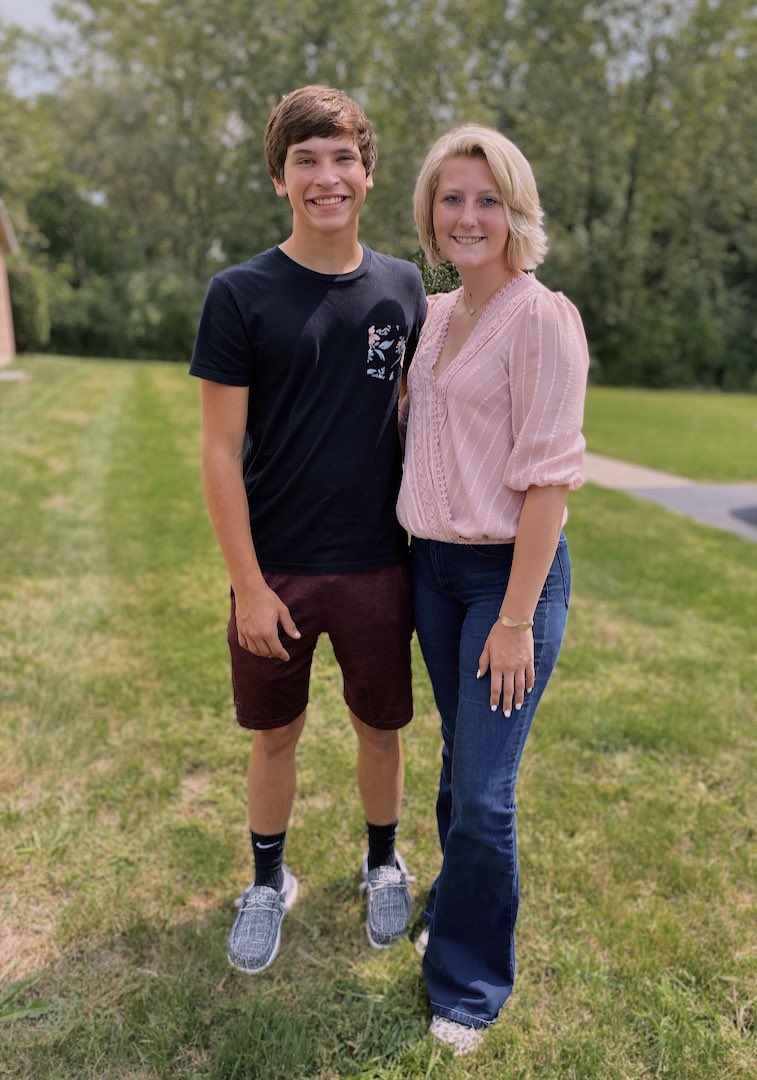 EmmaVio76842377's tweet photo. first day of freshman to first day of senior! https://t.co/8NixCDS6gF