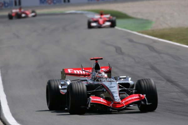 Formula1Verse's tweet photo. KIMI RAIKKONEN VENCE O GRANDE PREMIO DA ALEMANHA! Em uma corrida perfeita do Finlandes, @KimizinhoF1vers pela 4° Vez em 2006 vence um grande premio e expande a liderança para 14 Pontos de seu rival Fernando Alonso, @fake_montoya volta ao pódio, na P2 e @jbuttonF1Verse é o P3 https://t.co/f8cP1HI0K4