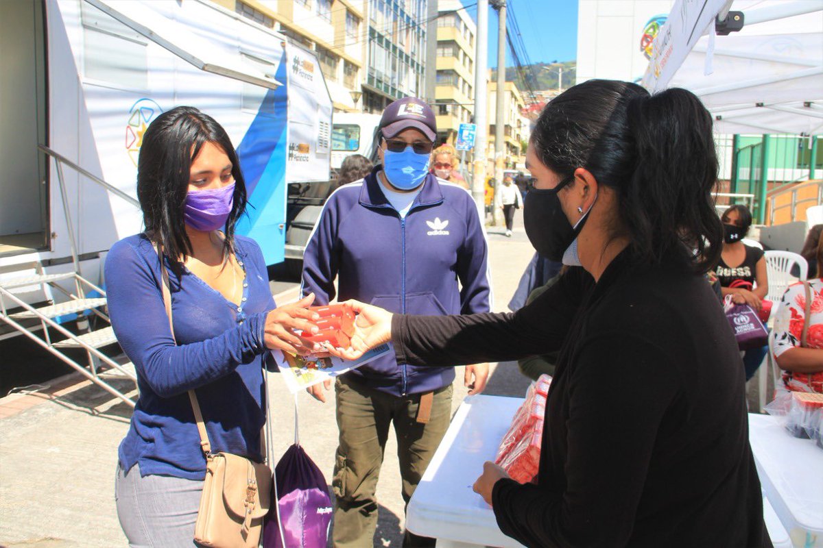 PichinchaGob's tweet photo. Complementariamente, como parte de nuestra campaña de prevención, entregamos barras de jabón e información para prevenir el contagio del virus, recordando 
las 3 reglas de oro:
✅ Lavado de manos 👐
✅ Distanciamiento físico 
✅ Uso de Mascarilla 😷 https://t.co/qLk4xgXhVY