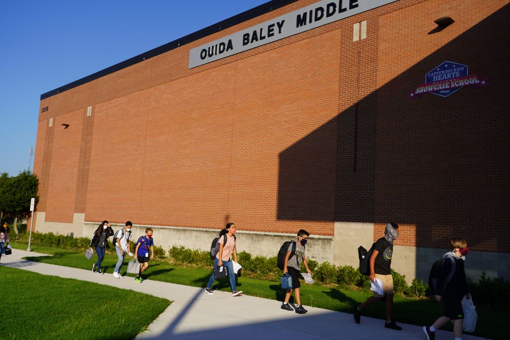 RoyseCityISD's tweet photo. Fun to see students return to Baley MS! #RCISDFirstDay #OuidaBest https://t.co/06kO40BGHb
