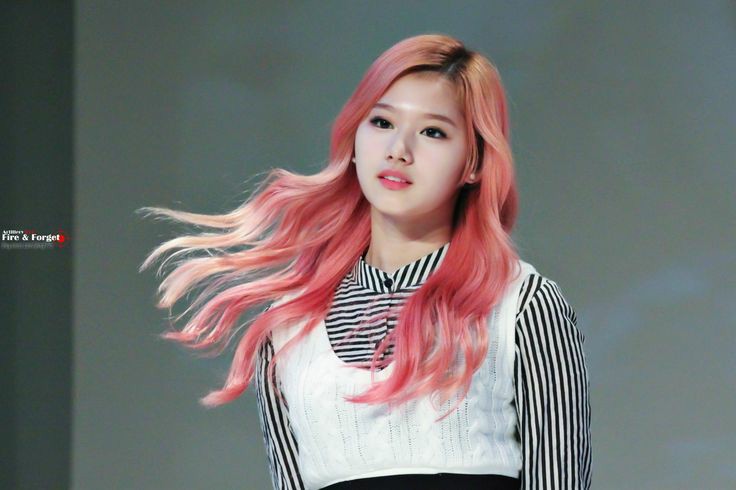 TWICE:  JIHYO // SANA This girls rock that pink hair as only they can do  #TWICE    @JYPETWICE  #JIHYO  #SANA