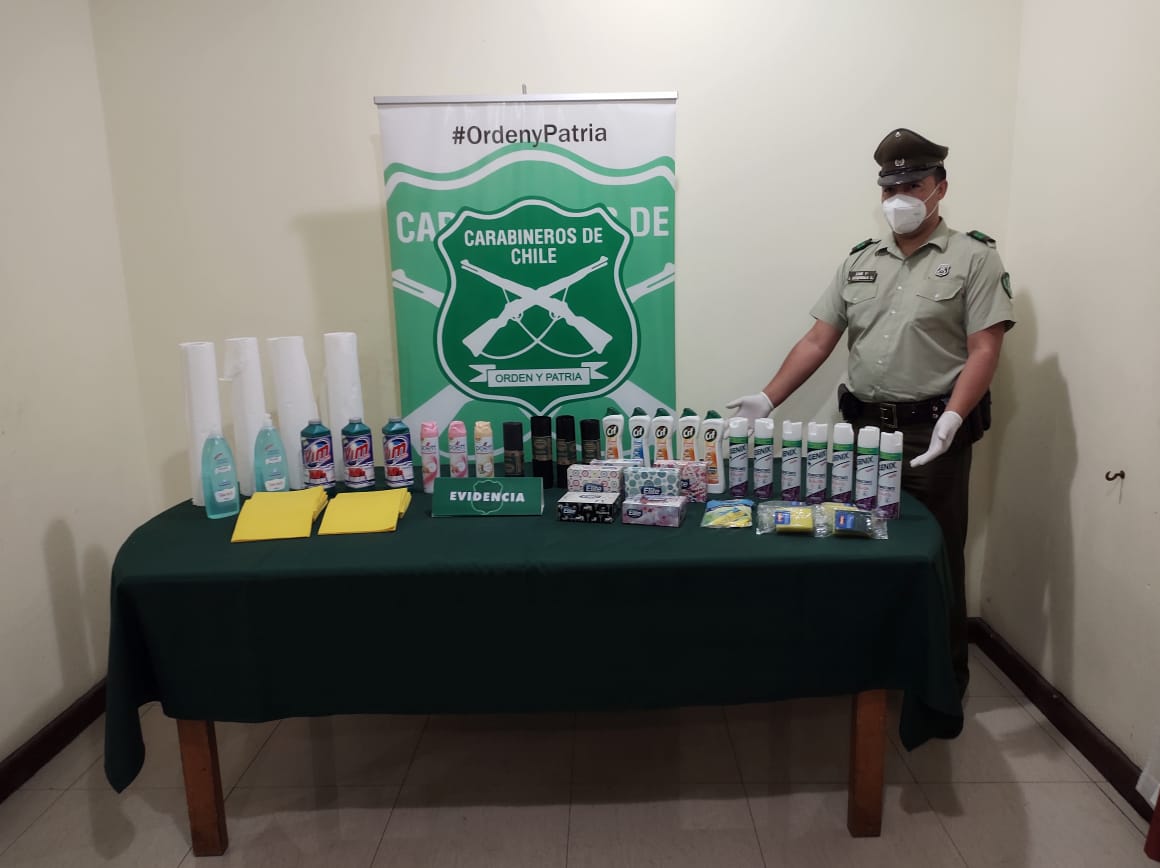 CarabArica's tweet photo. Gracias a una rápida respuesta y diligencias oportunas de Carabineros de la #Subcomisaria Chinchorro, se detuvo a 2 sujetos y se recuperaron todas las especies de un delito de robo, que afectó al Jardín infantil Grillitos, en el sector norte de la ciudad. https://t.co/34oIaN4wbC