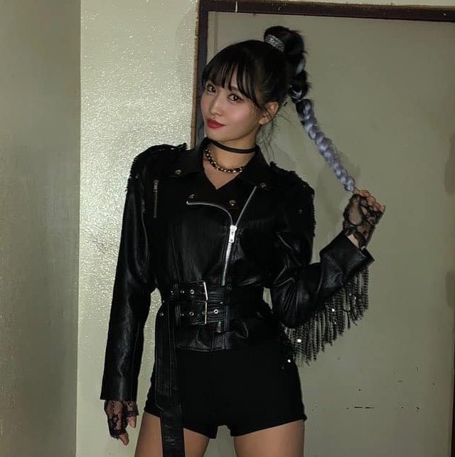 chaehours's tweet photo. but this yuna with this momo https://t.co/y3nWLMlgLe