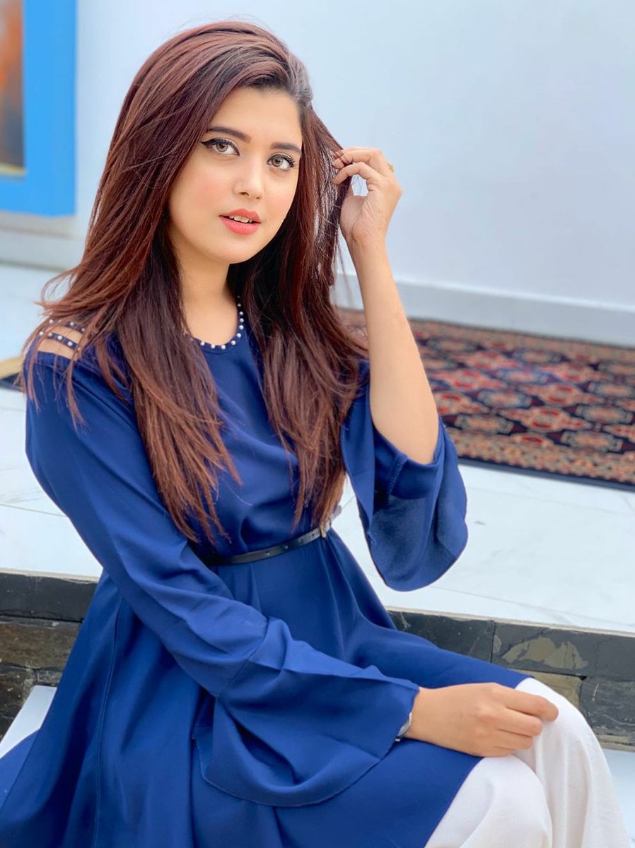 ये इश्क भी शराब का नशा जैसा है दोस्तों
करें तो मर जाएँ और छोड़े तो किधर जाएँ।