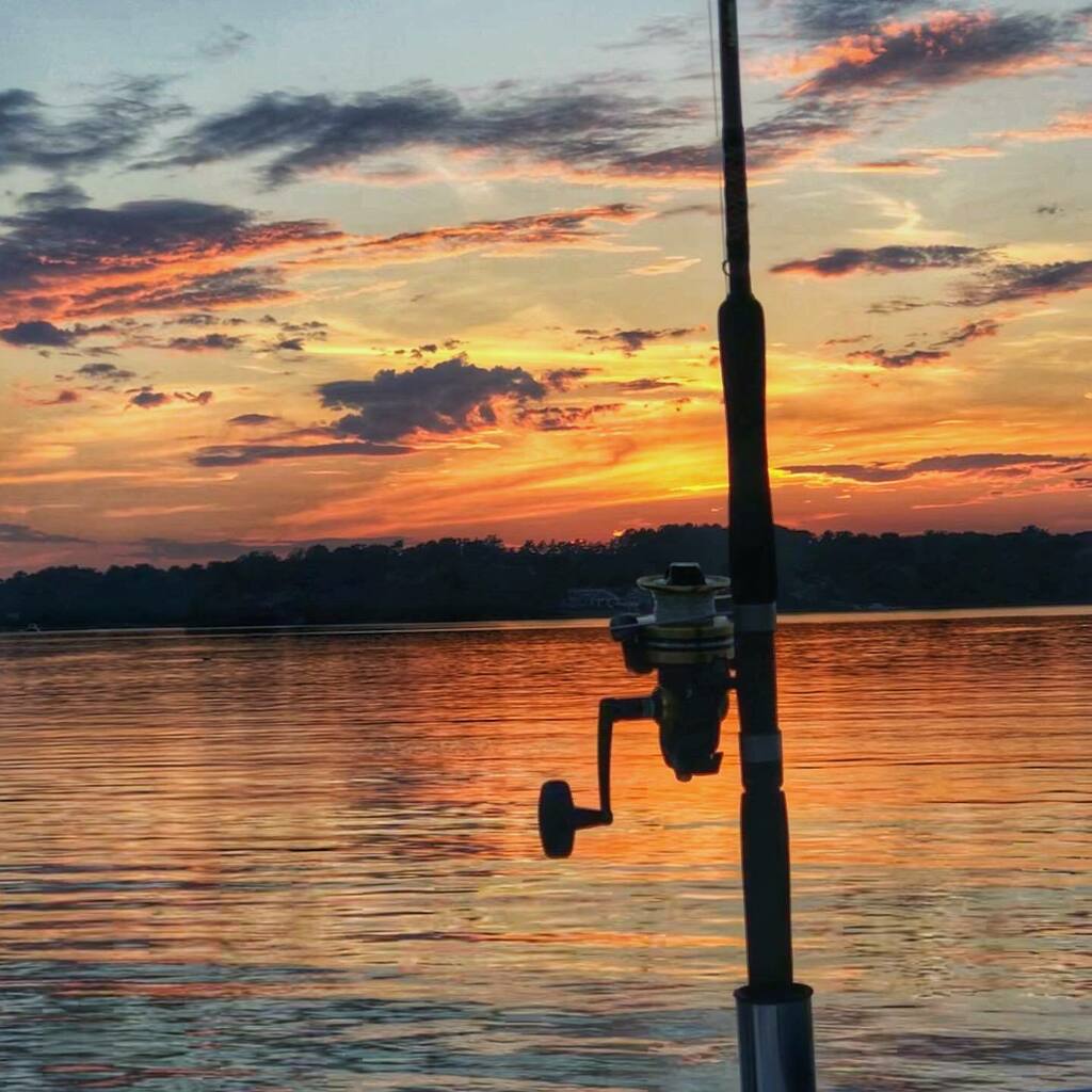 frankruel2's tweet photo. Perfect night for a sunset cruise on the upper BassRiver and trolling for a stripah 🎣 with @lucycapecod #nofishtoday #perfectsunset #sunsetphotography #boatsunset #capecodsunset #sunsetlover #sunsetsonthewater #fishingsunset #capecodlife https://t.co/TogmY0tsPI https://t.co/HSOHk3BIgz