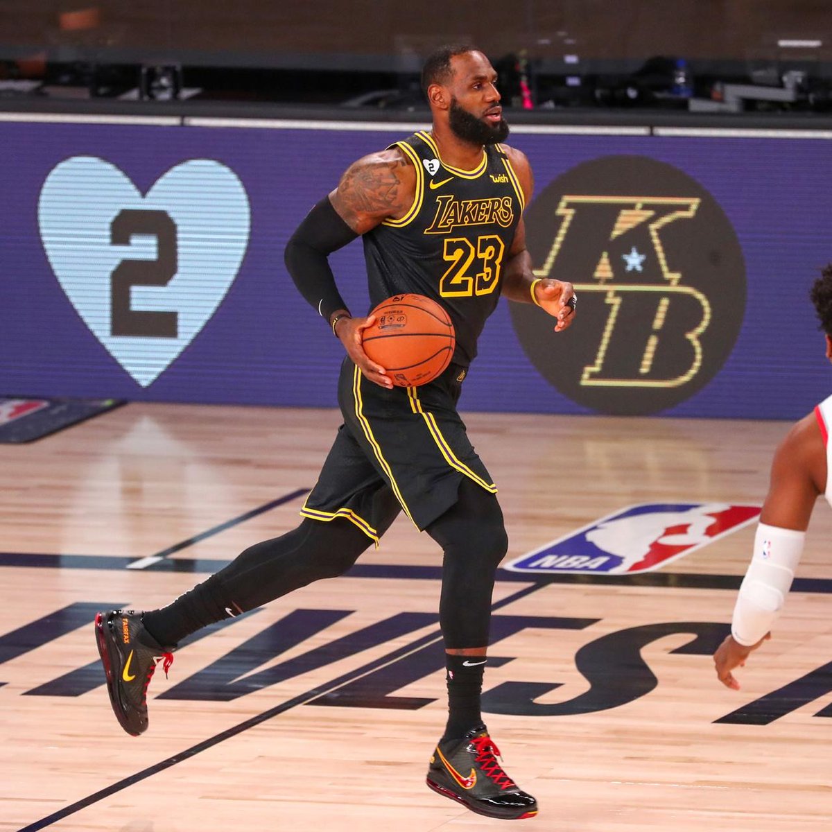 Ge On Twitter Caiu Bem No Lebron Essa Camisa Preta Dos Lakers O Uniforme Especial E Uma Homenagem A Kobe Bryant E Sua Filha Gianna E Esta Sendo Usado Agora No Duelo