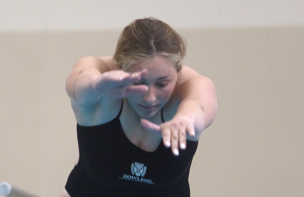 MaroonCrew's tweet photo. At the 4 team Johnston Dive Invitational Allexa Larson finished 6th &amp; Jillian Stewart finished 10th. Great job, Maroons! https://t.co/2OJ8oATLyX
