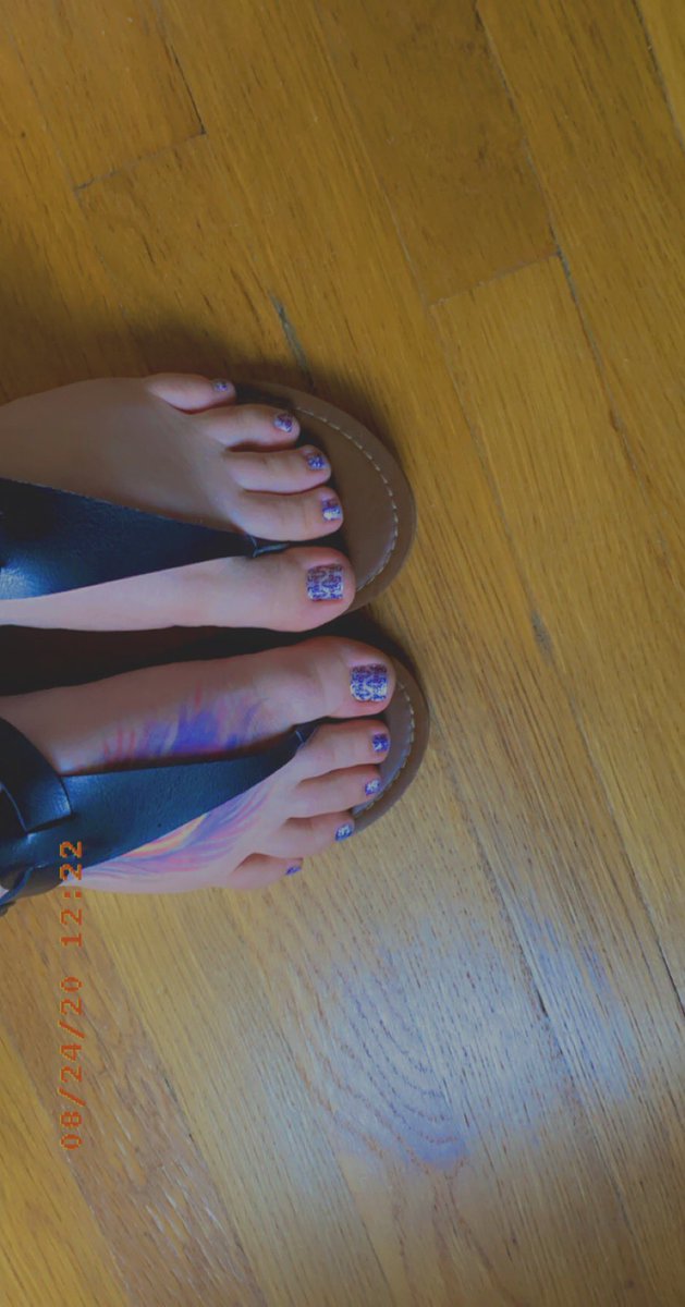 Pale_Princess93's tweet photo. My nails are loving these nail polish strips 🦶🏻💅🏻🖤🤍 #cutefeet #sexyfeet Anyone want a private viewing 🥺😉 https://t.co/tP39jQthKl